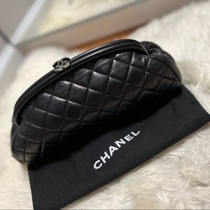 Authentic CHANEL CC Matelasse Kisslock lambskin leather clutch.